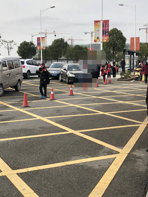 6.家长接送学生时,自觉把车停在网格线外,以免造成校门口拥堵.